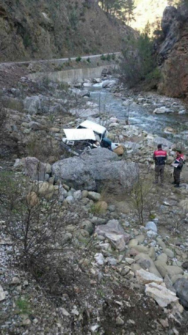 Domuza Çarpmamak Için Manevra Yapınca Dere Yatağına Uçtu