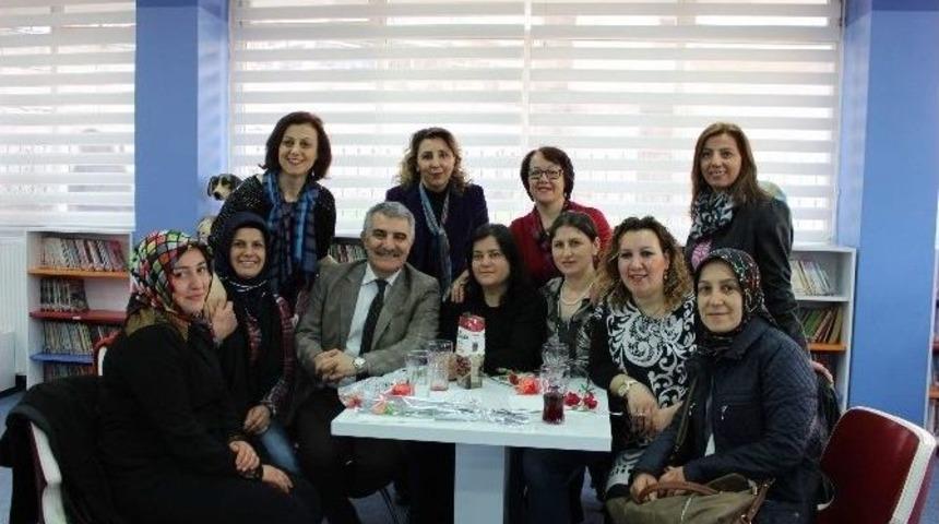 Kadınlar G&uuml;n&uuml;&rsquo;n&uuml; K&uuml;t&uuml;phanede Kutladılar