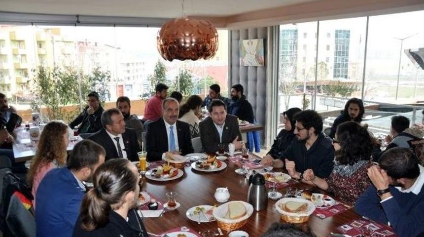 T&uuml;rkyılmaz, Gen&ccedil;lerle Buluştu