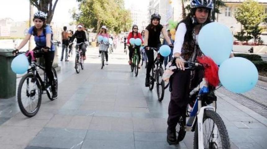 Kadınlar Topuklu, Şalvarlı Pedal &Ccedil;evirdi
