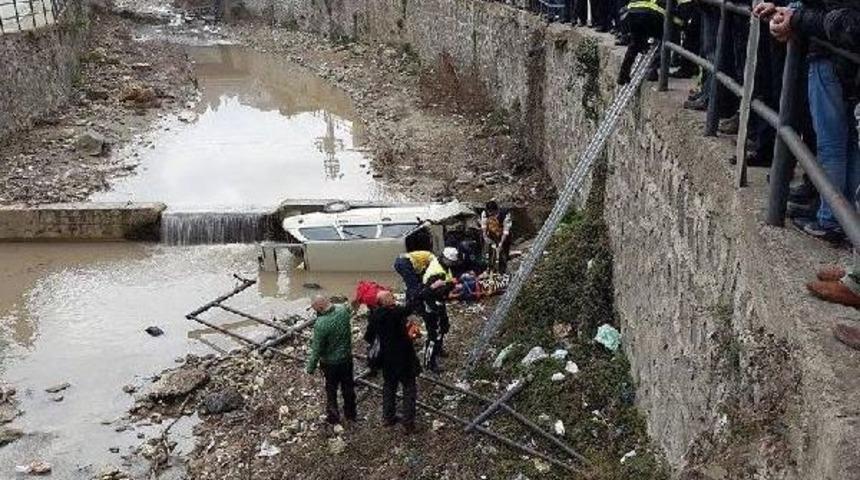 Otomobil Dereye U&ccedil;tu, S&uuml;r&uuml;c&uuml;s&uuml; Yaralandı