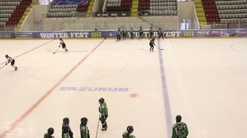 Kadın Buz Hokeycilerden Kadınlar G&uuml;n&uuml; Pankartı