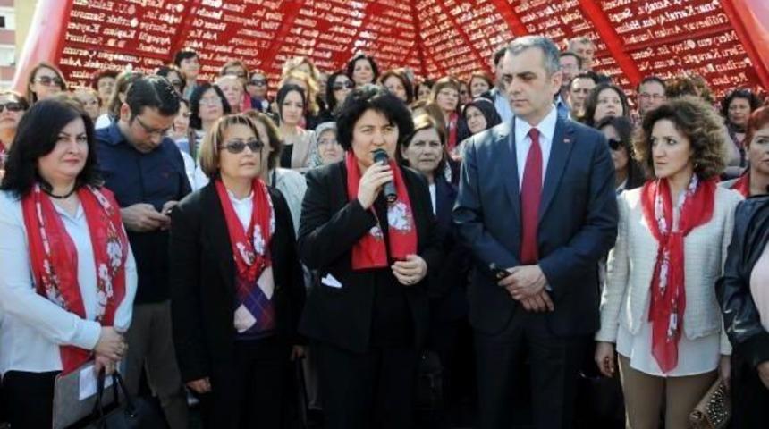 Erkek Şiddetine Kırmızı Yazmalı Tepki