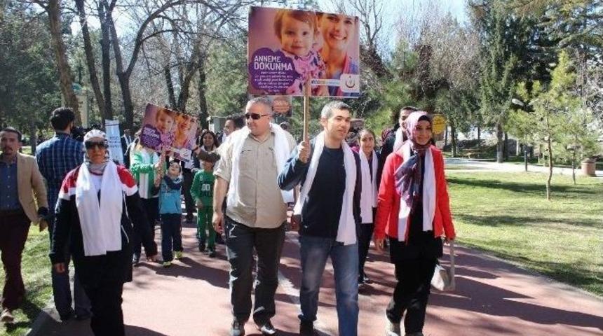 Sağlık &Ccedil;alışanları Kadına Şiddete Karşı Y&uuml;r&uuml;d&uuml;