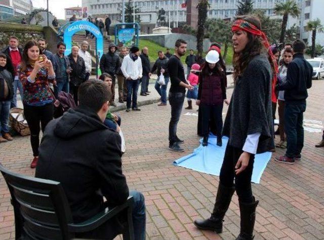 Kadına Şiddeti Tiyatro Oyunuyla Protesto Etti