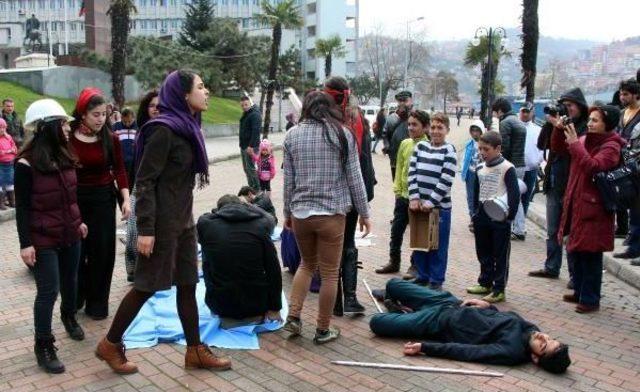 Kadına Şiddeti Tiyatro Oyunuyla Protesto Etti