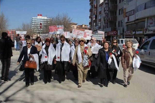 Kadınlara Yönelik Şiddetin Önlenmesi İçin Yürüdüler