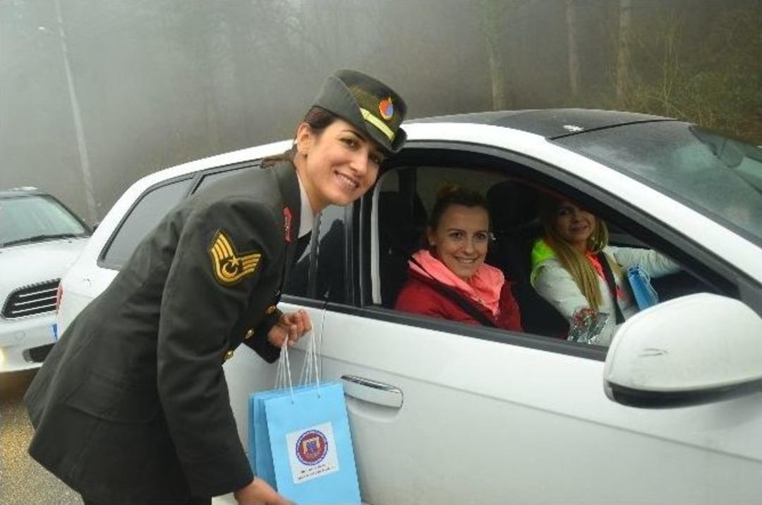 (&ouml;zel Haber) Uygulama Yapar Gibi Ara&ccedil;ları Durdurup, Kadınlar G&uuml;n&uuml;&rsquo;n&uuml; Kutladılar