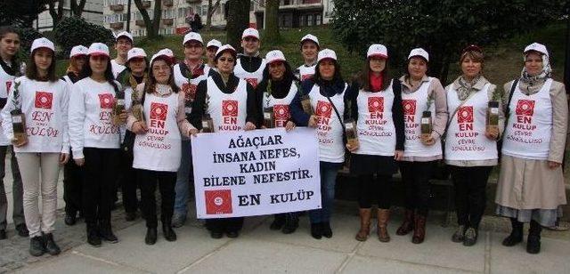 Kadına Şiddete Dikkat Çekmek İçin Fidan Dağıttılar 2