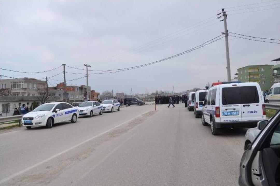 Bursalı Kadınlar Taşlarla Yol Kapattı