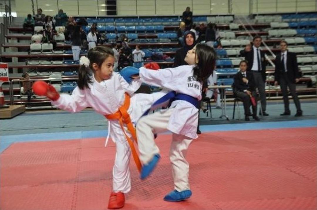 D&uuml;nya Kadınlar G&uuml;n&uuml;nde, Kadın Sporcular Kıyasıya Yarıştı