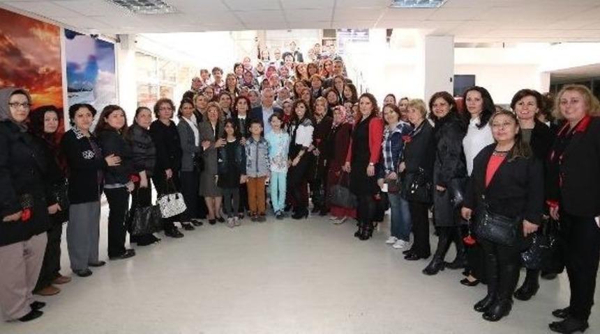 Başkan Zolan&rsquo;dan Kadınlara Kırmızı Karanfil