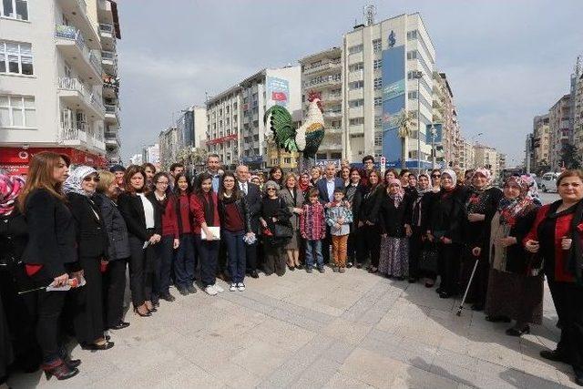 Başkan Zolan’dan Kadınlara Kırmızı Karanfil