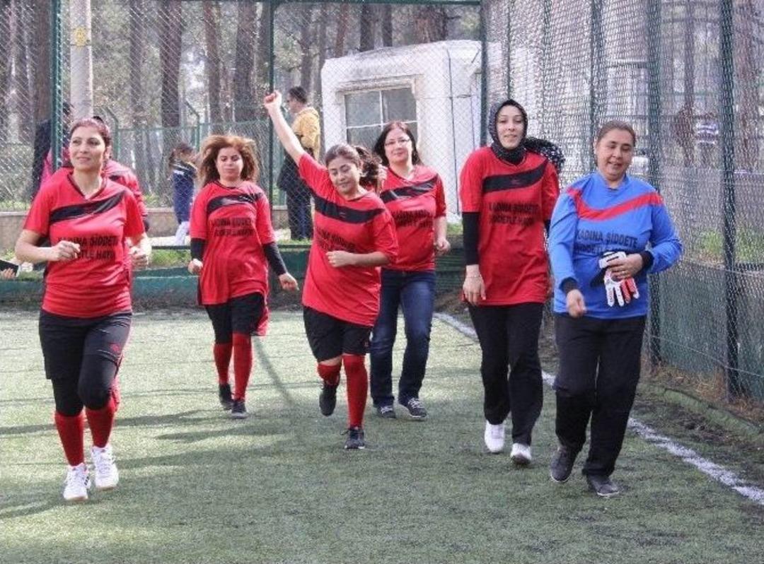 Kadınlar &lsquo;&ouml;zgecan&rsquo; İ&ccedil;in Futbol Oynadı