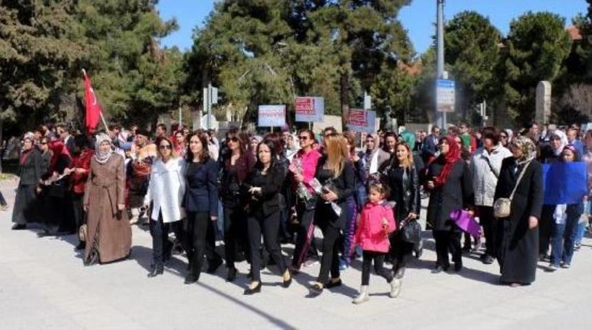 Kadına Şiddete Karşı 'fır&ccedil;a Attılar'