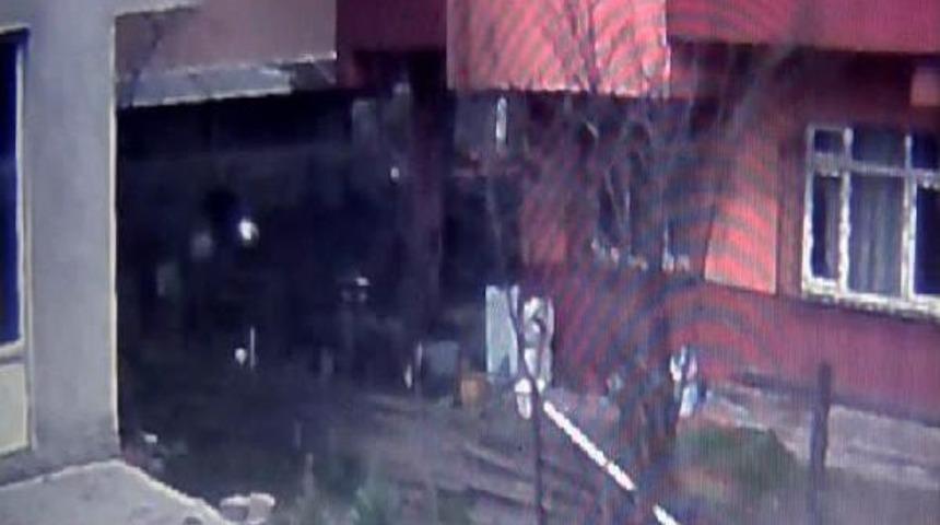 Hırsızı Elindeki Terlikle Kovaladı