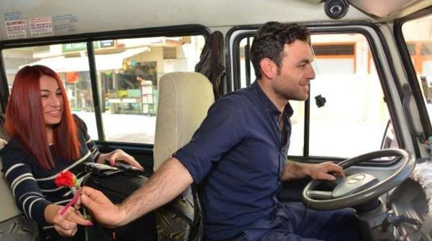 Dolmuş&ccedil;udan Kadın Yolcularına Karanfil Jesti