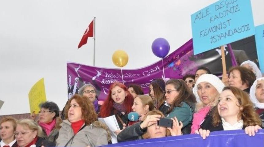 Kadınlar 8 Mart D&uuml;nya Kadınlar G&uuml;n&uuml;nde Y&uuml;r&uuml;d&uuml;