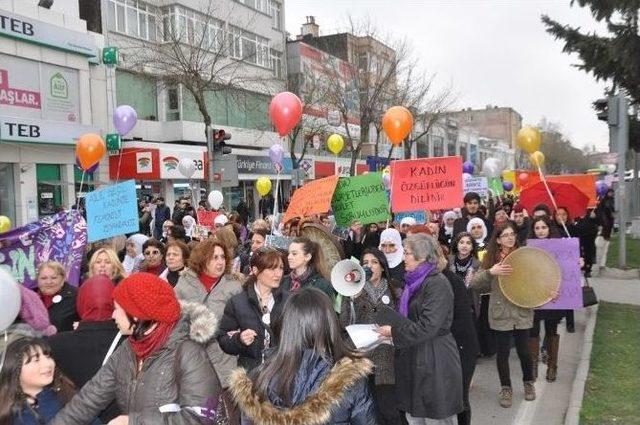 Kadınlar 8 Mart Dünya Kadınlar Gününde Yürüdü