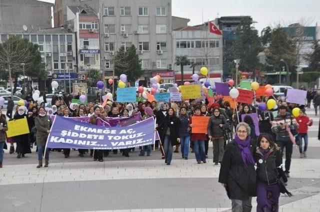 Kadınlar 8 Mart Dünya Kadınlar Gününde Yürüdü