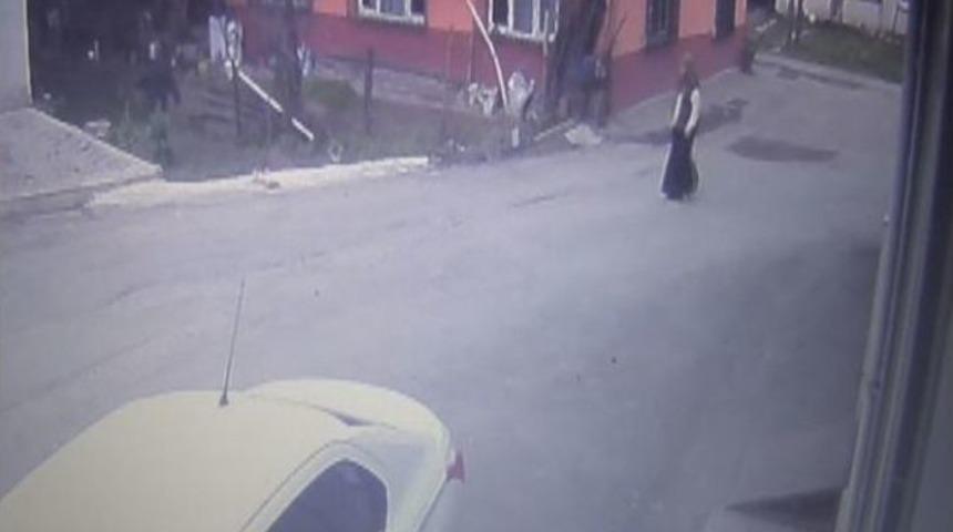 Hırsızı Terlikle Kovalayıp Yakalamaya &Ccedil;alıştı