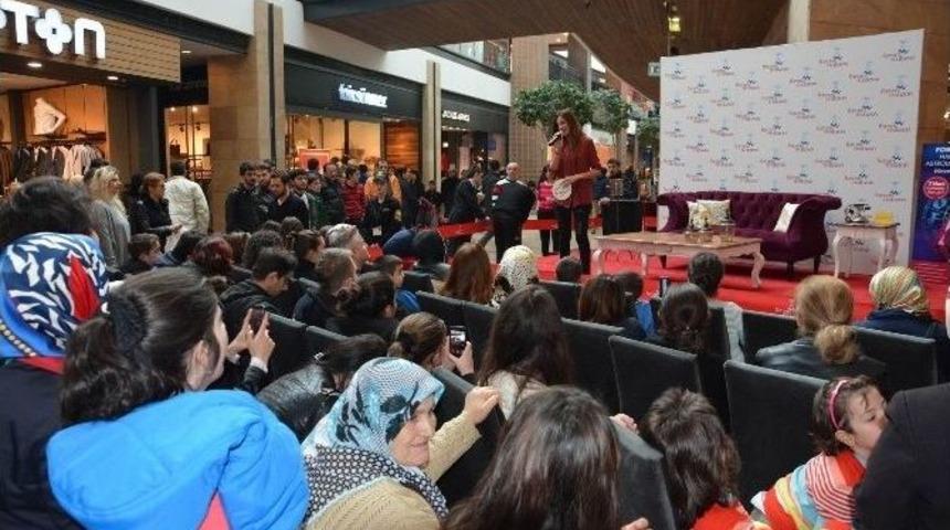 Forum Trabzon&rsquo;da Hande Kazanova İle Astroloji R&uuml;zgarı Esti