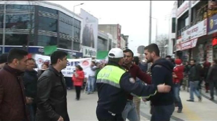 Y&uuml;r&uuml;y&uuml;şe Katılan Kadınlara K&uuml;f&uuml;r Edince G&ouml;zaltına Alındılar