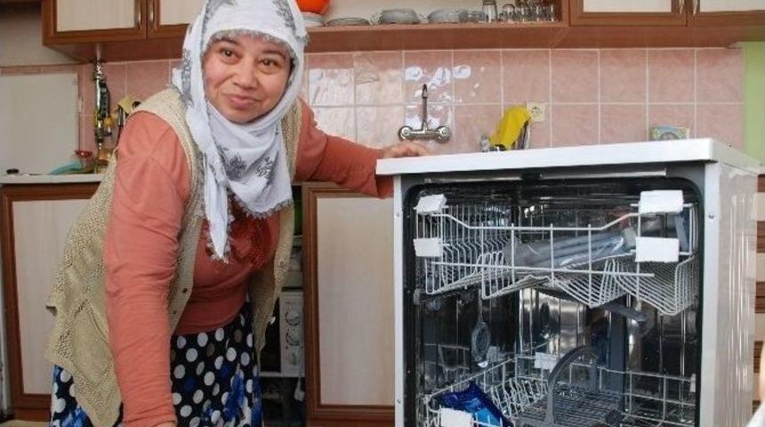Engelli Kadın, D&uuml;nya Kadınlar G&uuml;n&uuml;&rsquo;nde Bulaşık Makinesine Kavuştu