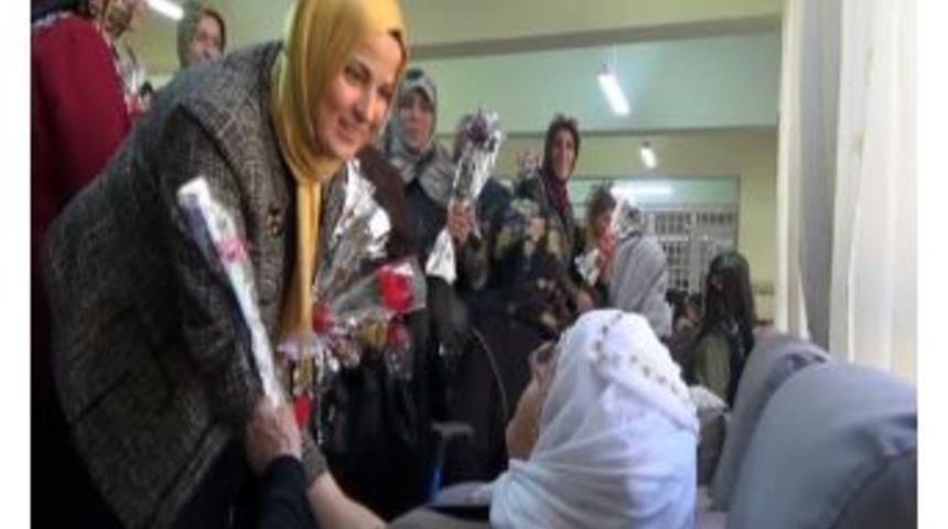 Ak Parti Kadın Kollarından Huzur Evine Anlamlı Ziyaret