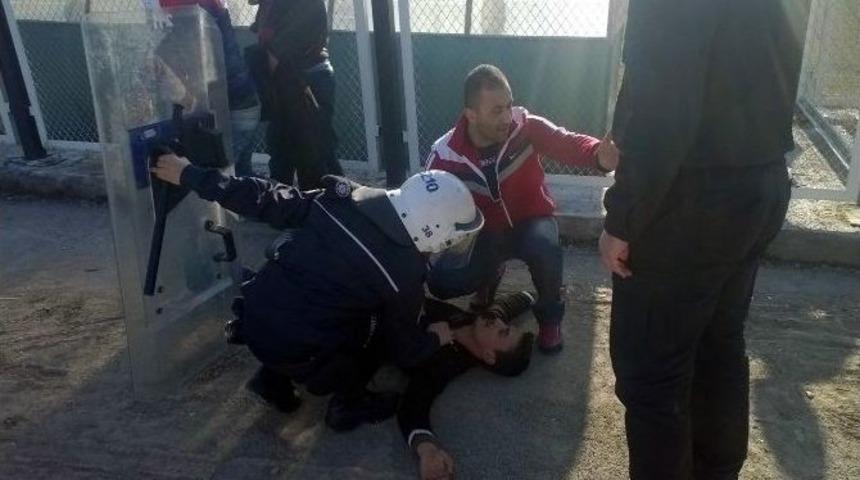 Futbolda K&uuml;f&uuml;r Ve Şiddet Sonrasında Biber Gazlı M&uuml;dahale