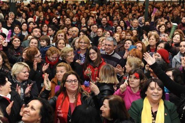 Karşıyaka da 8 Bin Kadın T&uuml;rk&uuml; S&ouml;yledi 1