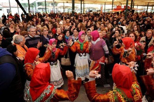 Karşıyaka da 8 Bin Kadın T&uuml;rk&uuml; S&ouml;yledi 2