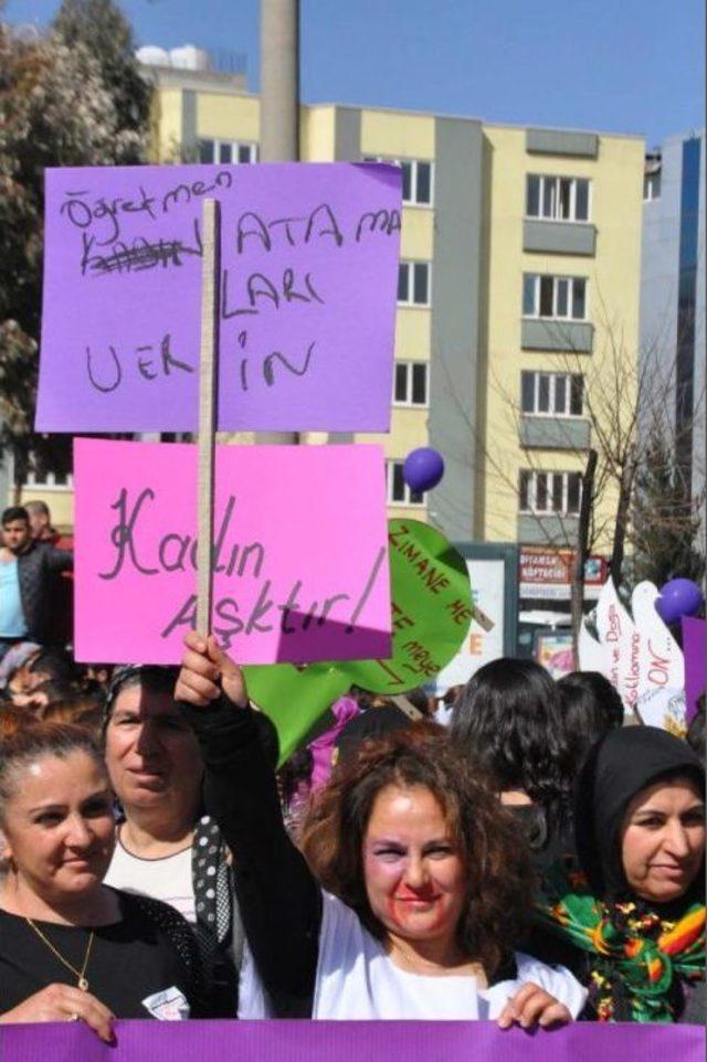 Adıyaman&rsquo;Da Kadınlar Y&uuml;zlerini Boyayarak Şiddeti Protesto Etti 2