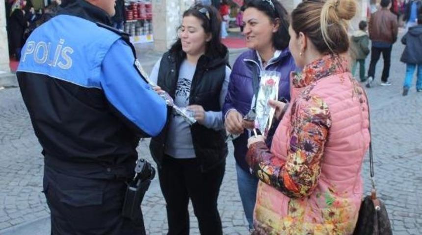 Samsun'da Polis Kadınlara Kırmızı Karanfil Dağıttı