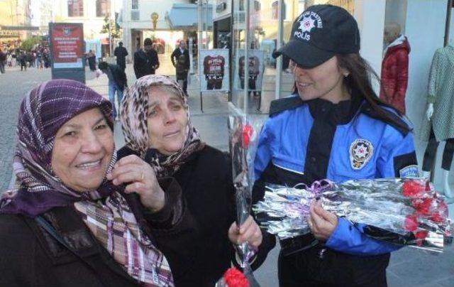 Samsun da Polis Kadınlara Kırmızı Karanfil Dağıttı 1