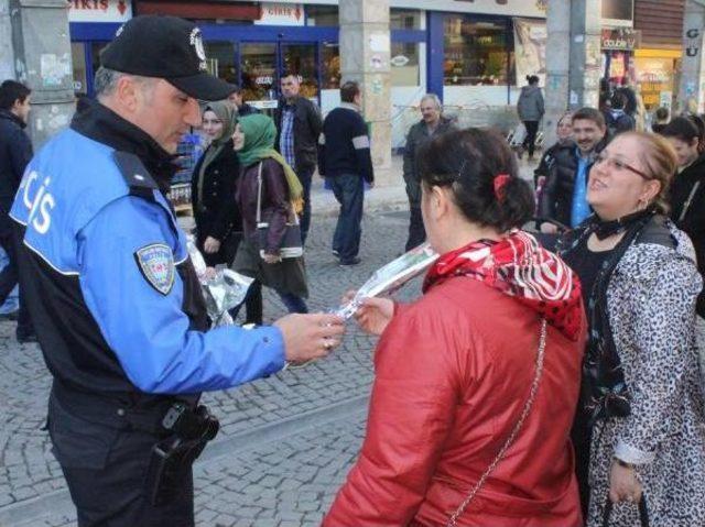 Samsun da Polis Kadınlara Kırmızı Karanfil Dağıttı 2