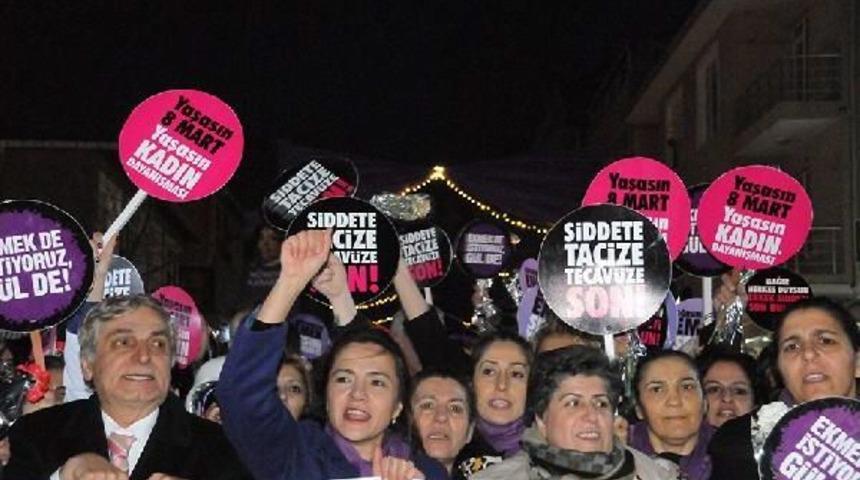 Ataşehir'de D&uuml;nya Kadınlar G&uuml;n&uuml;, "ekmek De Istiyoruz G&uuml;l De" Y&uuml;r&uuml;y&uuml;ş&uuml; Ile Kutlandı