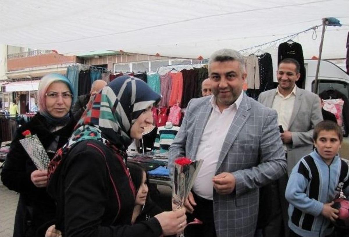 Kadınlara G&uuml;l Dağıttı