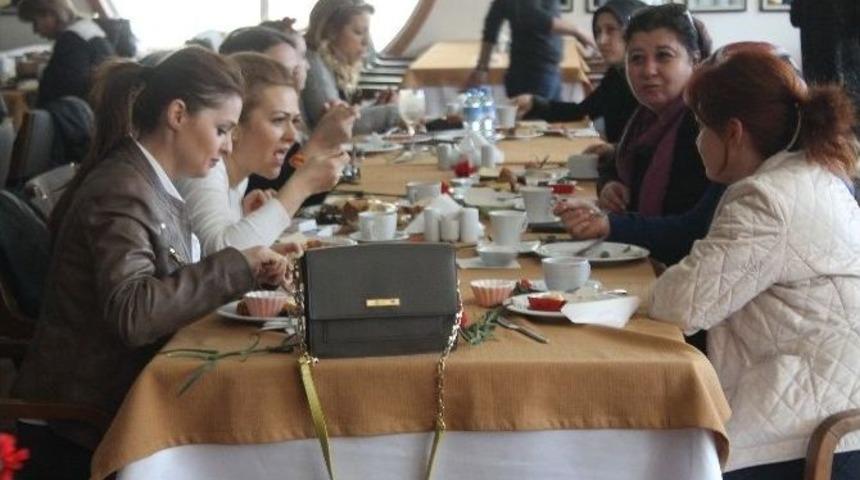 Salih Demir 8 Mart&rsquo;ı Unutmadı