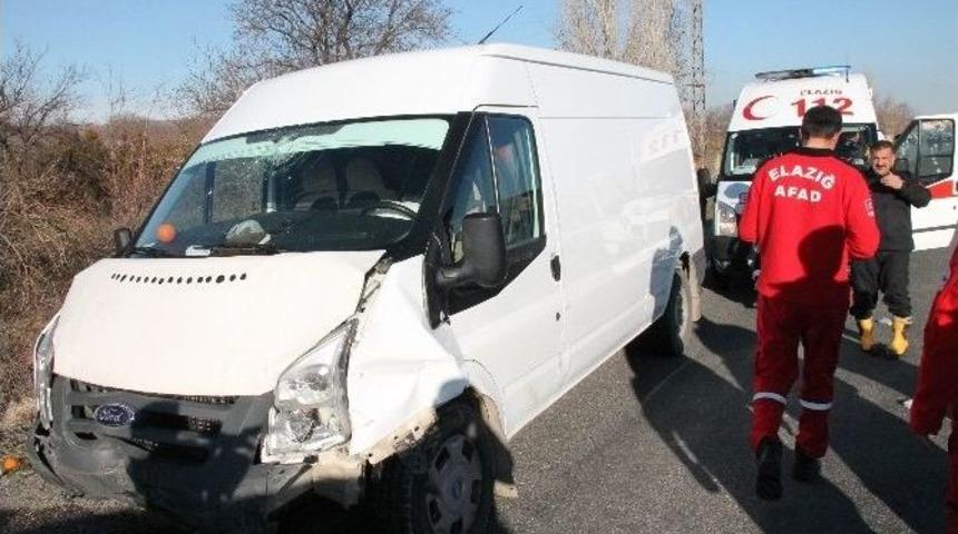 Elazığ&rsquo;da Minib&uuml;s İle Otomobil &Ccedil;arpıştı: 5 Yaralı