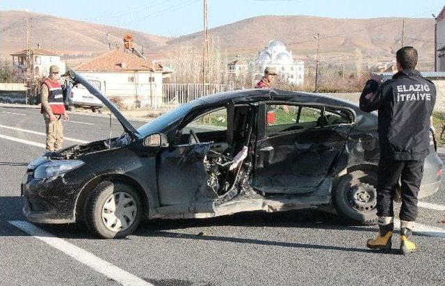 Elazığ’da Minibüs İle Otomobil Çarpıştı: 5 Yaralı