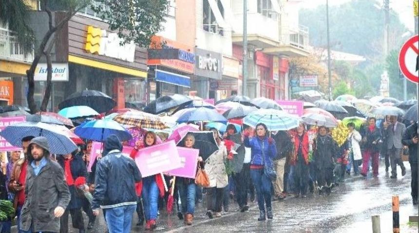Bal&ccedil;ovalı Kadınlar Yağmura Aldırmadı