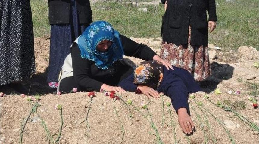 Kadınlar G&uuml;n&uuml;&rsquo;n&uuml; Oğlunun Mezarı Başında Ge&ccedil;irdi
