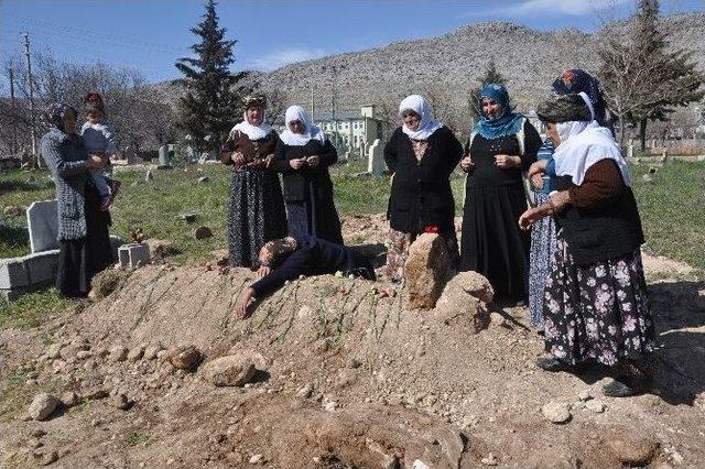 Kadınlar Günü’nü Oğlunun Mezarı Başında Geçirdi