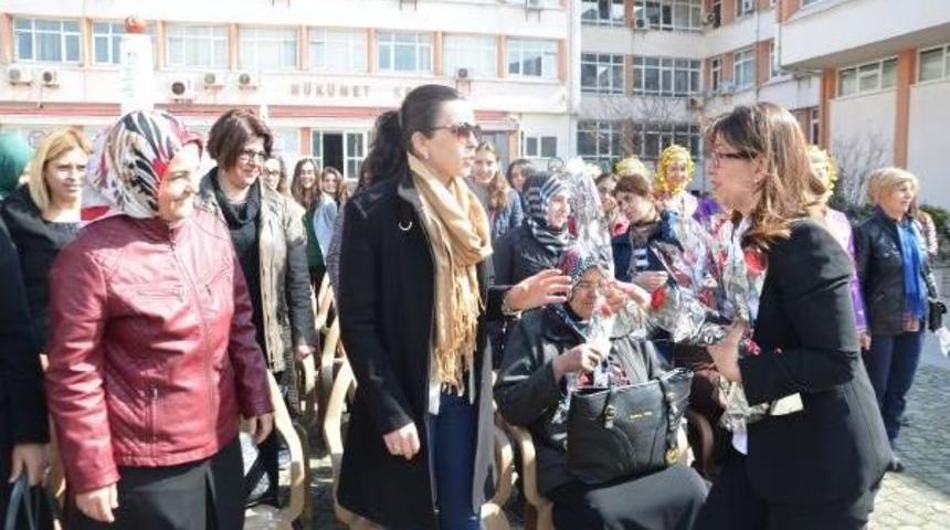 Sinop'un Kadın Valisi'nden Kadınlara Karanfil