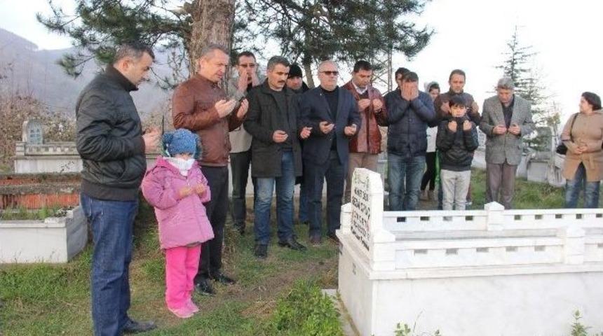 Karikat&uuml;rist Sezai Oru&ccedil; Mezarı Başında Anıldı