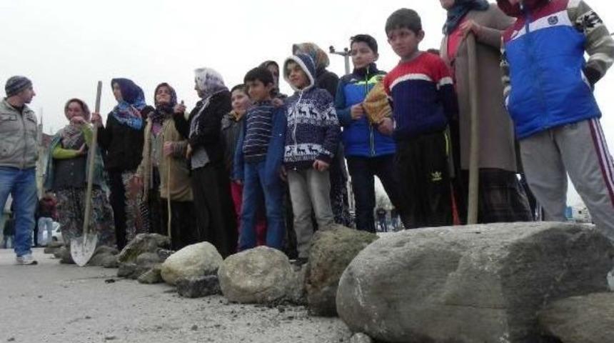 Kamulaştırma Bedeli &Ouml;denmeyince &Ccedil;evreyolunu Trafiğe Kapattılar