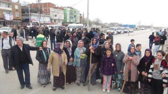 Kamulaştırma Bedeli &Ouml;denmeyince &Ccedil;evreyolunu Trafiğe Kapattılar 2