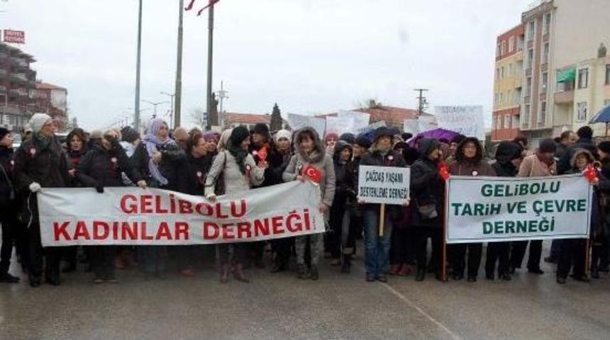 &Ccedil;anakkaleli Kadınlar Şiddete Karşı Y&uuml;r&uuml;d&uuml;