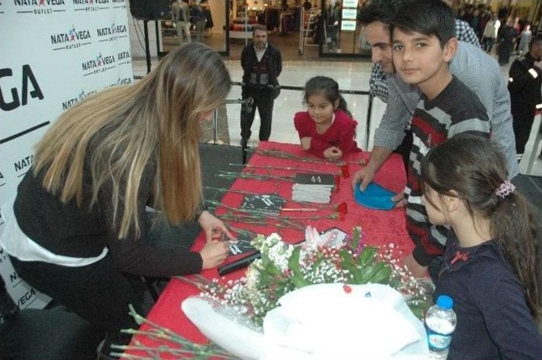 K&ouml;pek Balıklarıyla Dolu Akvaryuma Kadınlar G&uuml;n&uuml; Dalışı
